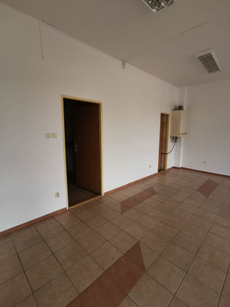 Prenajmem obchodný priestor v Nových Zámkoch - fotografia 1