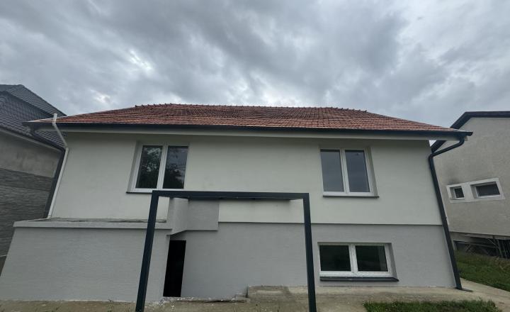 Predám dvojgeneračný dom v tichej lokalite v meste Hurbanovo - fotografia 1
