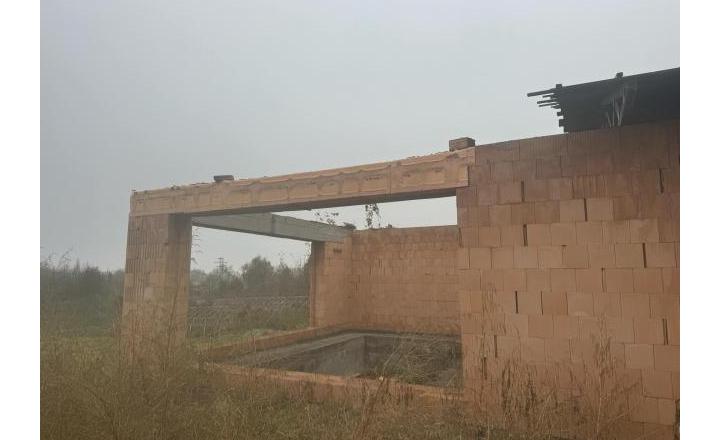 Predám rozostavanú budovu s pozemkom v Hurbanove - fotografia 3