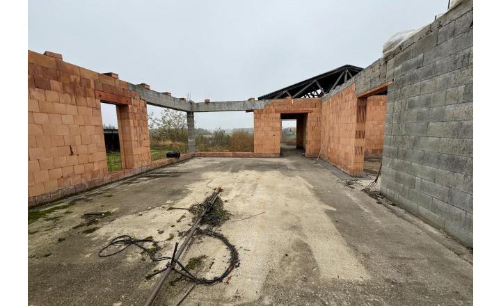Predám rozostavanú budovu s pozemkom v Hurbanove - fotografia 5