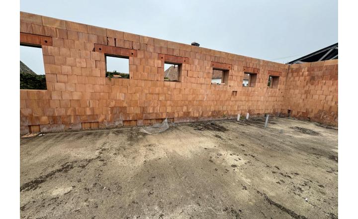Predám rozostavanú budovu s pozemkom v Hurbanove - fotografia 1