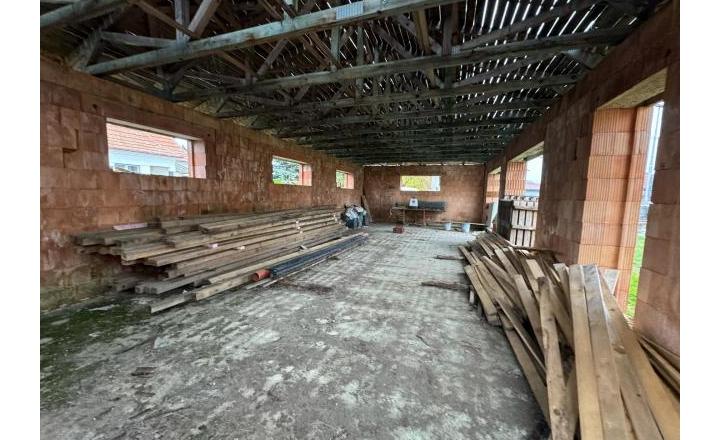 Predám rozostavanú budovu s pozemkom v Hurbanove - fotografia 4