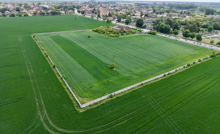 Predám veľký pozemok na podnikateľské účely v obci Dolné Saliby - fotografia 1