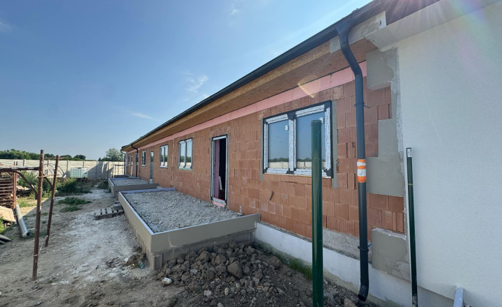 Predám novostavbu v radovej zástavbe v obci Selice - fotografia 10