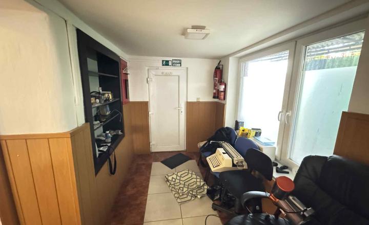 Predám komerčný priestor na frekventovanej ceste v Nových Zámkoch - fotografia 9
