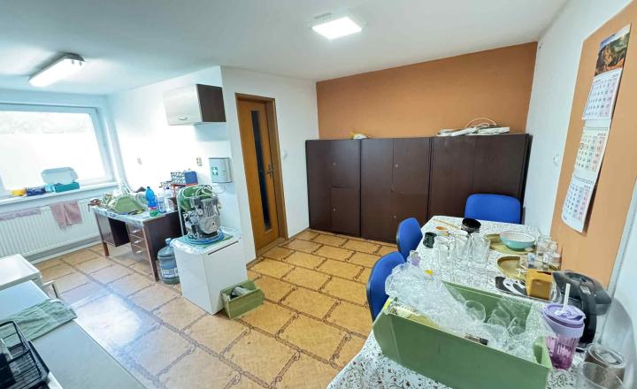 Predám komerčný priestor na frekventovanej ceste v Nových Zámkoch - fotografia 6