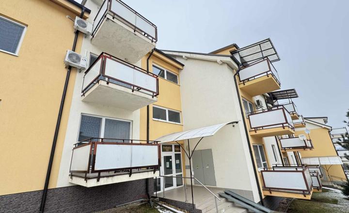 Predám veľký apartmán neďaleko kúpaliska v obci Podhájska - fotografia 2
