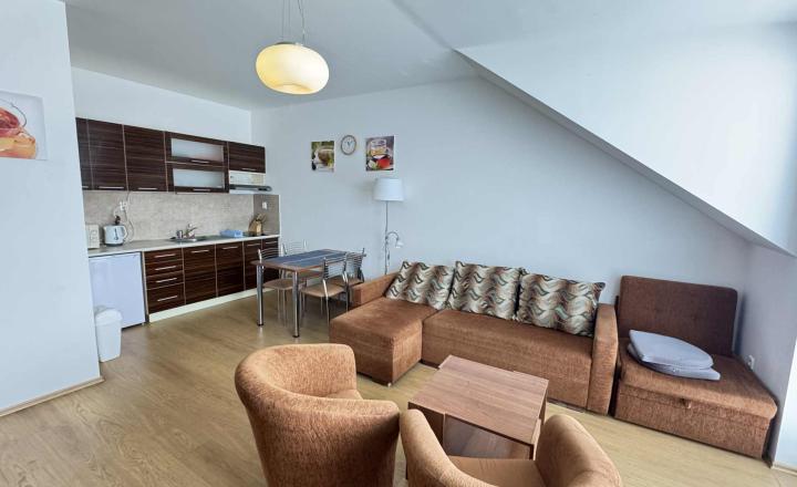 Predám veľký apartmán neďaleko kúpaliska v obci Podhájska - fotografia 1