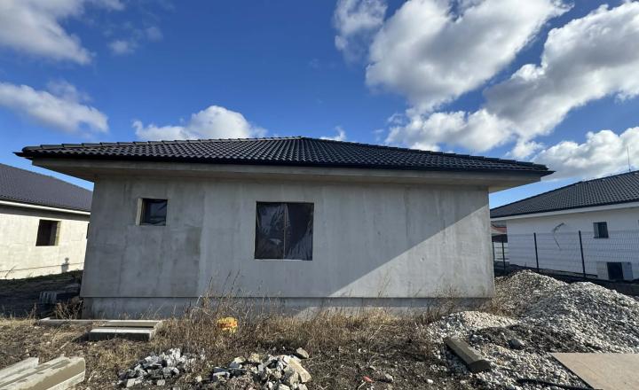 Predám novostavbu rodinného domu na Gúgskej ulici v Nových Zámkoch - fotografia 1