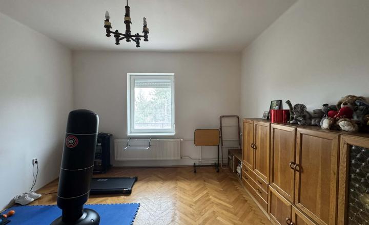 Predám rodinný dom s garážou v obci Tvrdošovce - fotografia 8