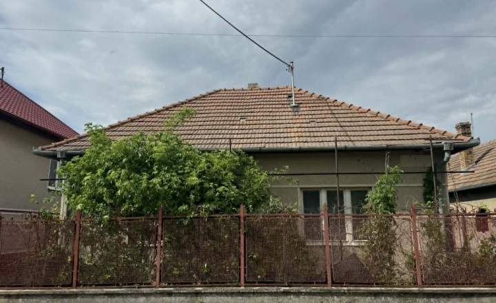 Predám pekný pozemok so starším domom v obci bánov