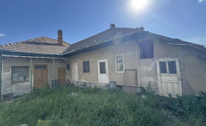 Predám pekný pozemok so starším domom v obci bánov - fotografia 3