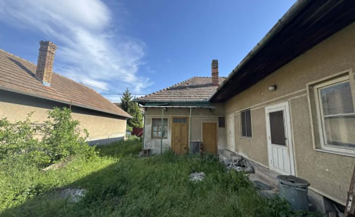 Predám pekný pozemok so starším domom v obci bánov - fotografia 1