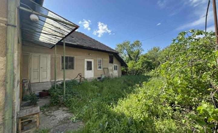 Predám pekný pozemok so starším domom v obci bánov - fotografia 2