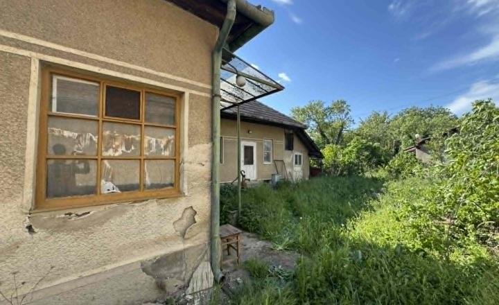 Predám pekný pozemok so starším domom v obci bánov - fotografia 4