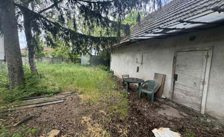 Exkluzívne! Predám rovinatý stavebný pozemok v centre obce Andovce - fotografia 3