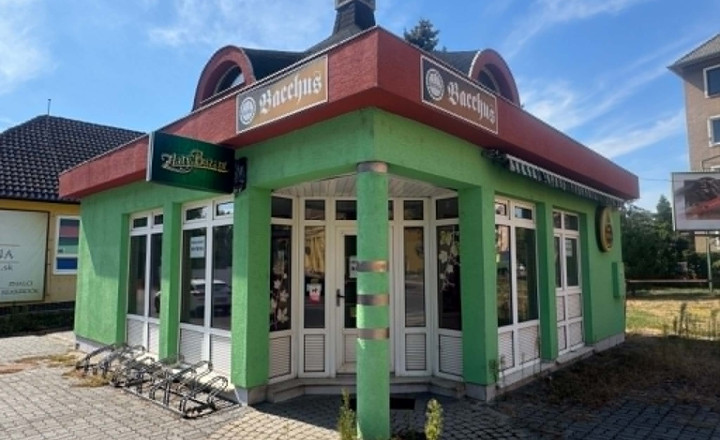 Predám budovu s obchodným duchom v centre Nových Zámkov - fotografia 1
