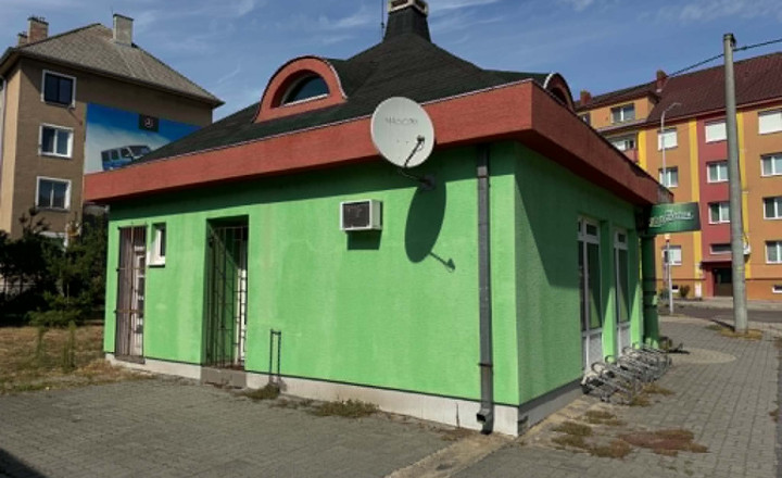 Predám budovu s obchodným duchom v centre Nových Zámkov - fotografia 8