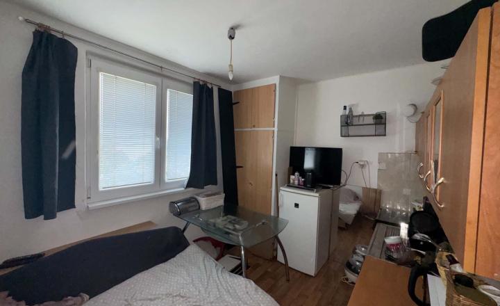 Exkluzívne! Predám 1 izbový byt s balkónom v Nových Zámkoch - fotografia 3