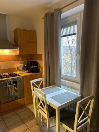 Predám tehlový 3 izbový byt s balkónom v Nových Zámkoch - fotografia 2