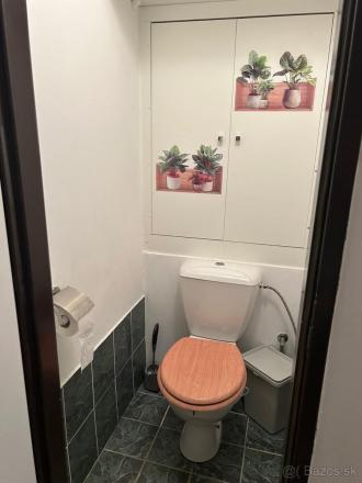 Predám tehlový 3 izbový byt s balkónom v Nových Zámkoch - fotografia 7