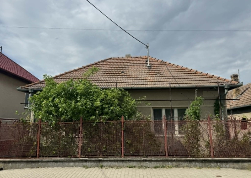 Predám pekný pozemok so starším domom v obci bánov